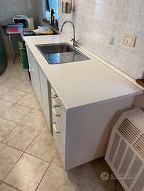 Cucina con lavandino