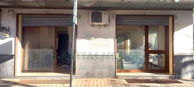 S2 locale commerciale con cucina e canna fumaria