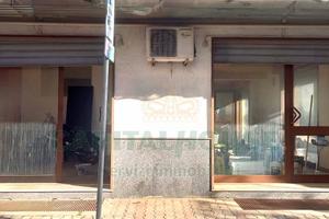 S2 locale commerciale con cucina e canna fumaria