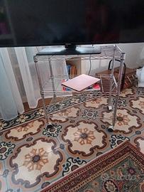 carrello di metallo per televisore