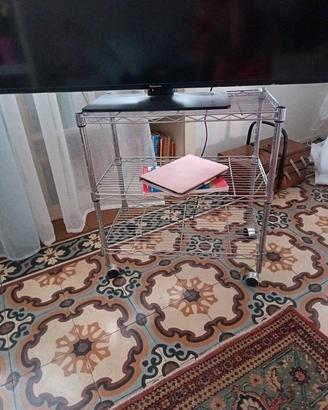 carrello di metallo per televisore
