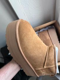 Stivali da neve UGG con plateau, color castagna/40