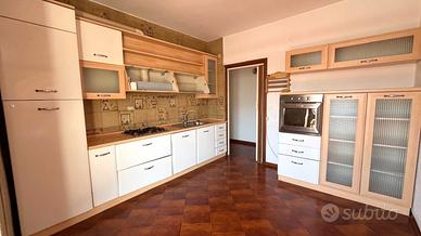 Appartamento arredato di cucina