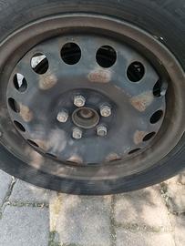 Quattro cerchi TOYOTA R 15 + copricerchi.
