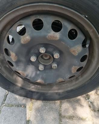 Quattro cerchi TOYOTA R 15 + copricerchi.