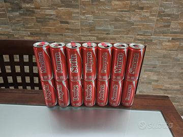 lattine coca cola con nomi vuote