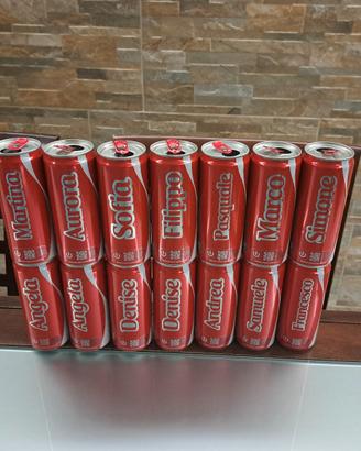 lattine coca cola con nomi vuote