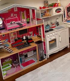 Casa delle bambole e cucina gioco