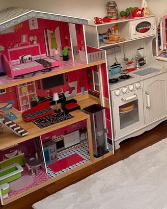 Casa delle bambole e cucina gioco