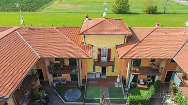 VILLA A SCHIERA A ADRO