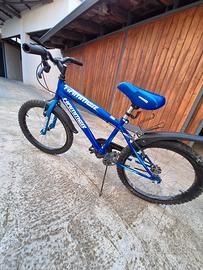 Bicicletta colore blu per bambino