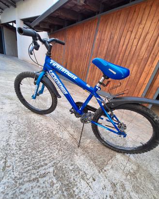 Bicicletta colore blu per bambino