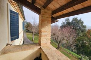 Rustico / Casale di 300 m² con più di 5 locali a O