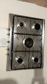 Piano cottura SMEG a 5 fuochi.