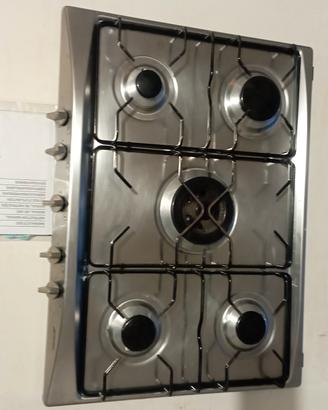 Piano cottura SMEG a 5 fuochi.