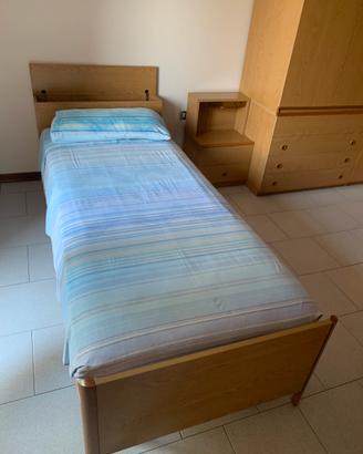Letto singolo, comodino, scrivania,armadio €270