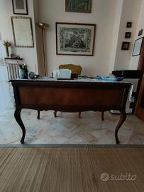 scrivania completa di sedie e poltroncina