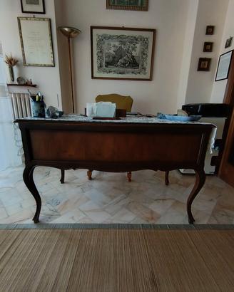 scrivania completa di sedie e poltroncina