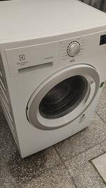 lavatrice carica frontale marca Electrolux 