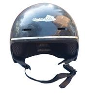 Casco nero per scooter, con chiusura a cinghia.