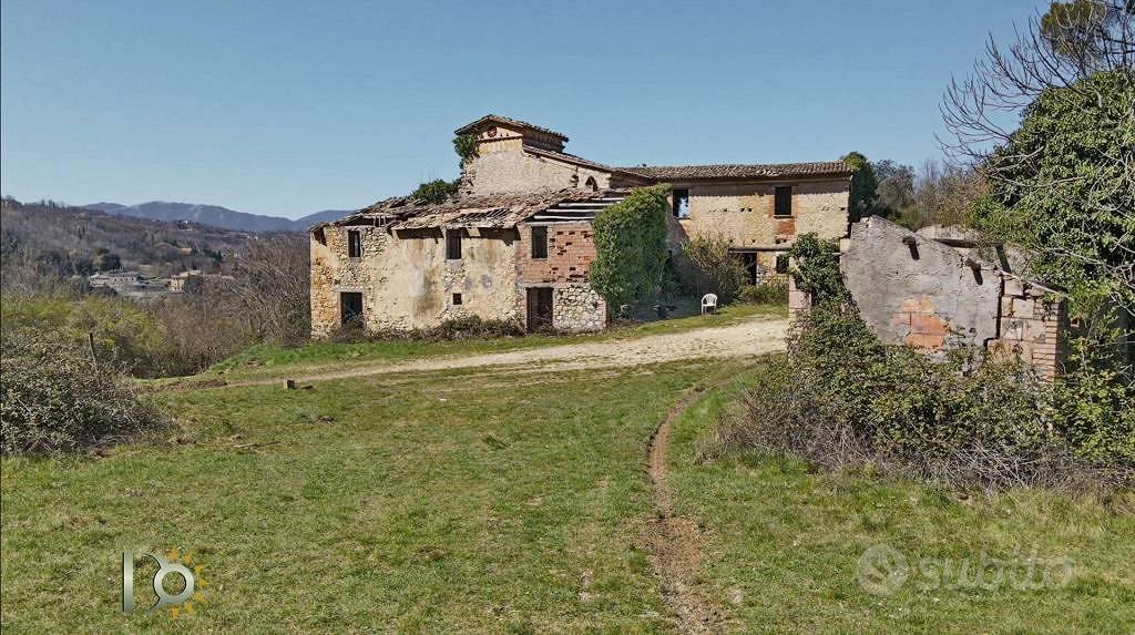 Rustico / Casale di 437 m² con più di 5 locali a R - Altro