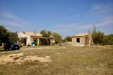 Rustico / Casale di 1650 m² con più di 5 locali a 