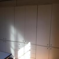 Libreria / divisorio stanza con porta in legno
