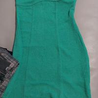 Vestito verde con piccolo spacco