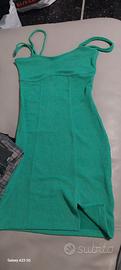 Vestito verde con piccolo spacco