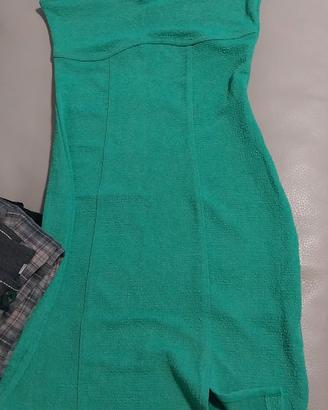 Vestito verde con piccolo spacco