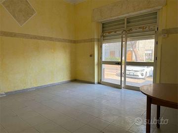 DUE LOCALI COMMERCIALI ADIACENTI