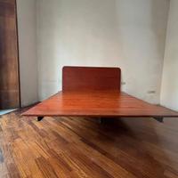 Tavolo in legno sospeso