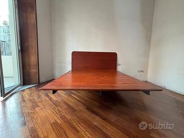 Tavolo in legno sospeso