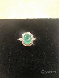 anello halo smeraldo e diamanti