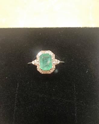 anello halo smeraldo e diamanti