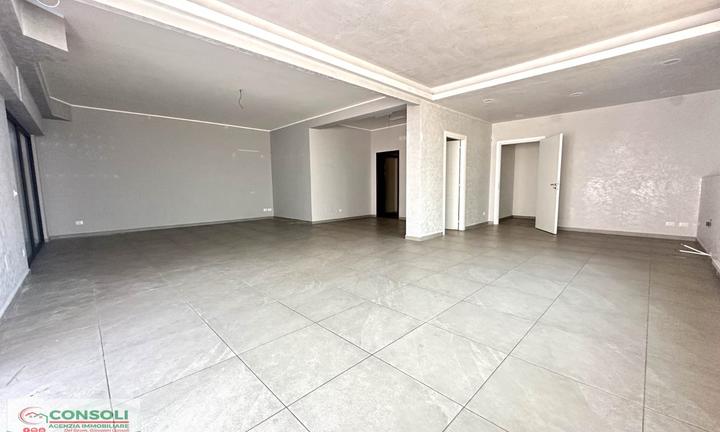 Ampio e luminoso deposito a Giarre