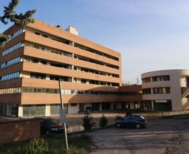 Negozi e uffici in edificio polifunzionale