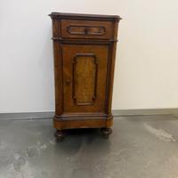 Comodino o mobiletto a colonnna