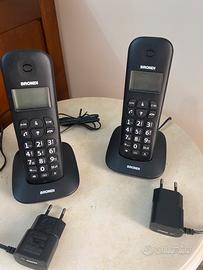 Due telefoni cord less brondi