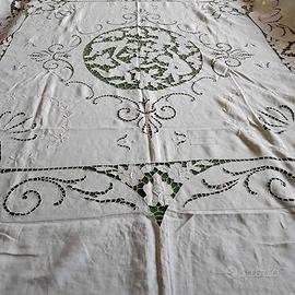 Copriletto in lino ricamato a mano