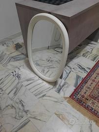 Specchio con cornice bianca