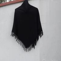 Poncho da donna a collo alto. 