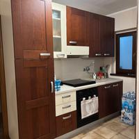 Cucina berloni con frigorifero e piano cottura