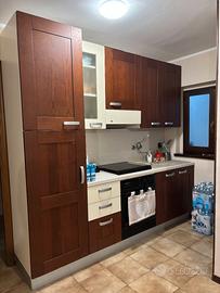 Cucina berloni con frigorifero e piano cottura