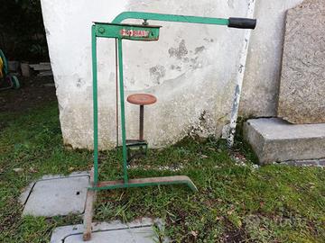 Tappatrice per bottiglie con tappo in sughero