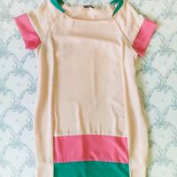 Vestito colore albicocca con balza rosa e verde in