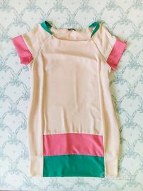 Vestito colore albicocca con balza rosa e verde in