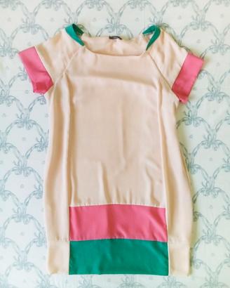 Vestito colore albicocca con balza rosa e verde in