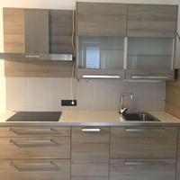 Cucina angolare con elettrodomestici
