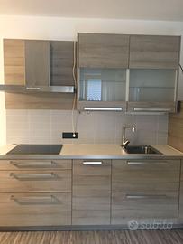 Cucina angolare con elettrodomestici